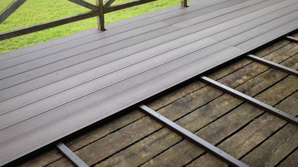 Comparatif : clôture en composite vs clôture PVC, que choisir ?